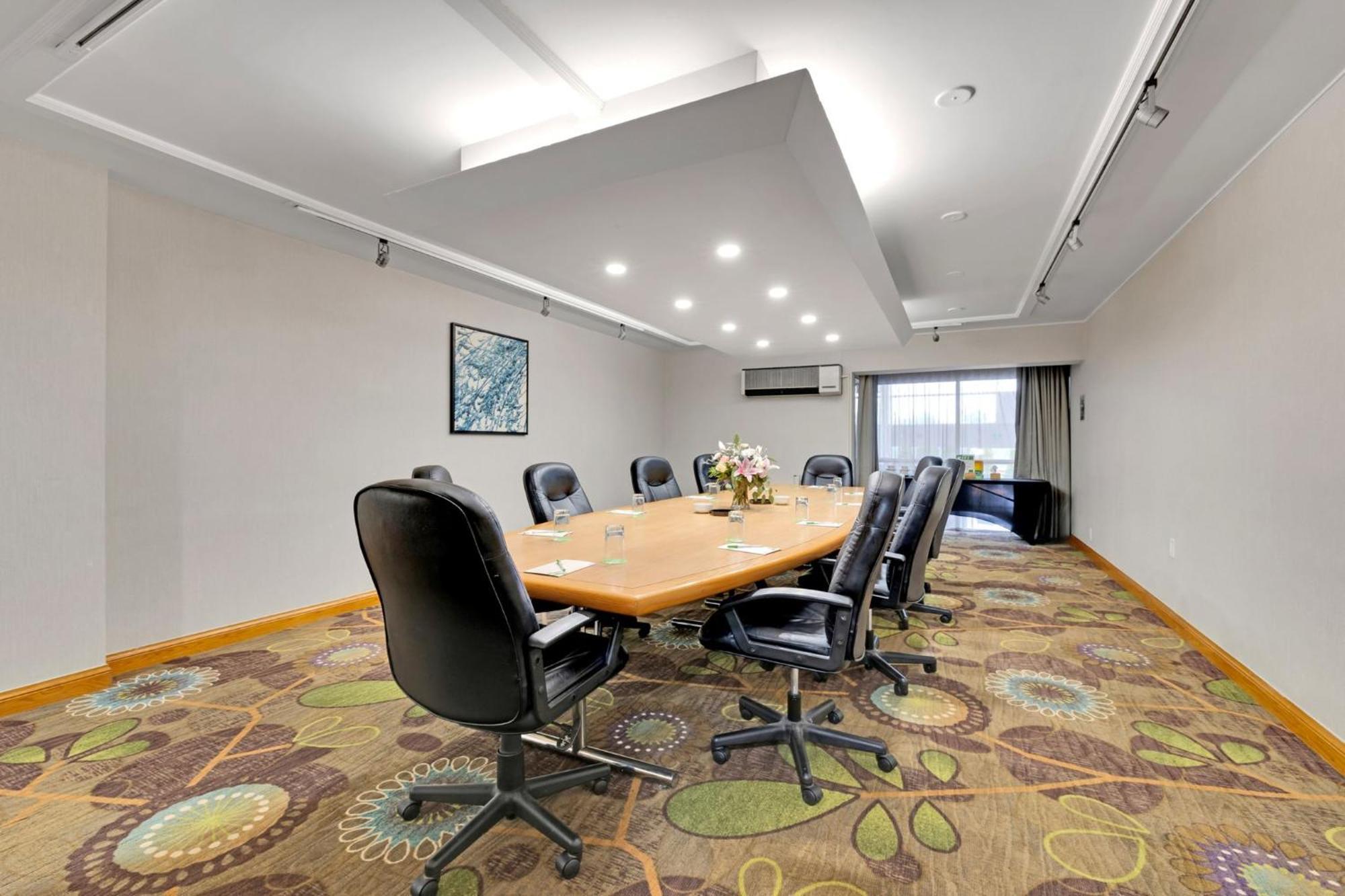 Holiday Inn Hotel Peterborough Waterfront By Ihg Esterno foto